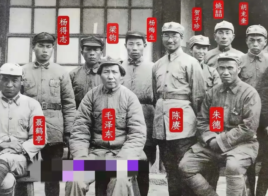 这是毛主席长征到达陕北后，于1937年在陕北延安拍摄的一张照片，照片中大家的身体