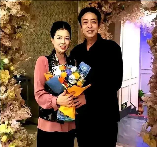 嫁人就嫁姚师兵这样的男人，你看他数十年如一日地将许敏宠成一朵不凋谢的花。好父亲的