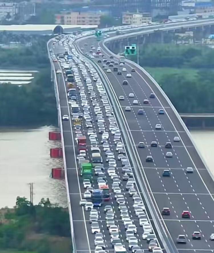没这座深中通道高架时，这些人只能走虎门大桥和南沙大桥
整个大湾区，旦凡带上广州，