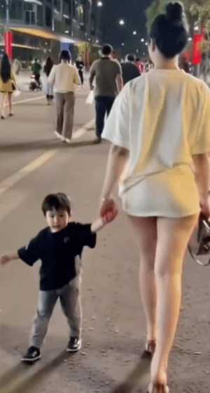 离过婚的女人真的不配要彩礼吗？

表姐两年前和前夫离婚了，为了孩子一直没重新找，
