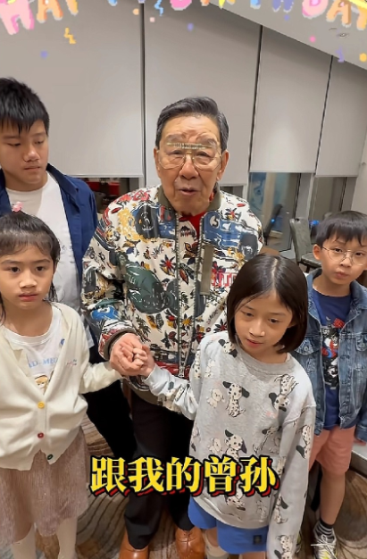 香港老牌艺人胡枫真是一个有福的人，90多岁了还容光焕发，红光满面。儿孙满堂