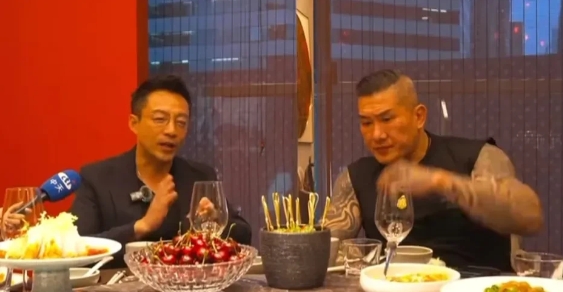 我宣布！
从现在开始，我再也不骂汪小菲了，

不是因为他变帅了，也不是因为他宠老