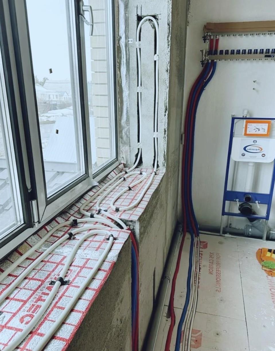 还有这种操作？
第一次见飘窗台上也做地暖的，说是防止冷凝水，
不过以我粗浅的知识