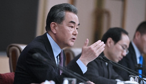 就在王毅外长启程赴日出席中日韩外长会前夕，日本政坛突然上演危险戏码，一名议员公然