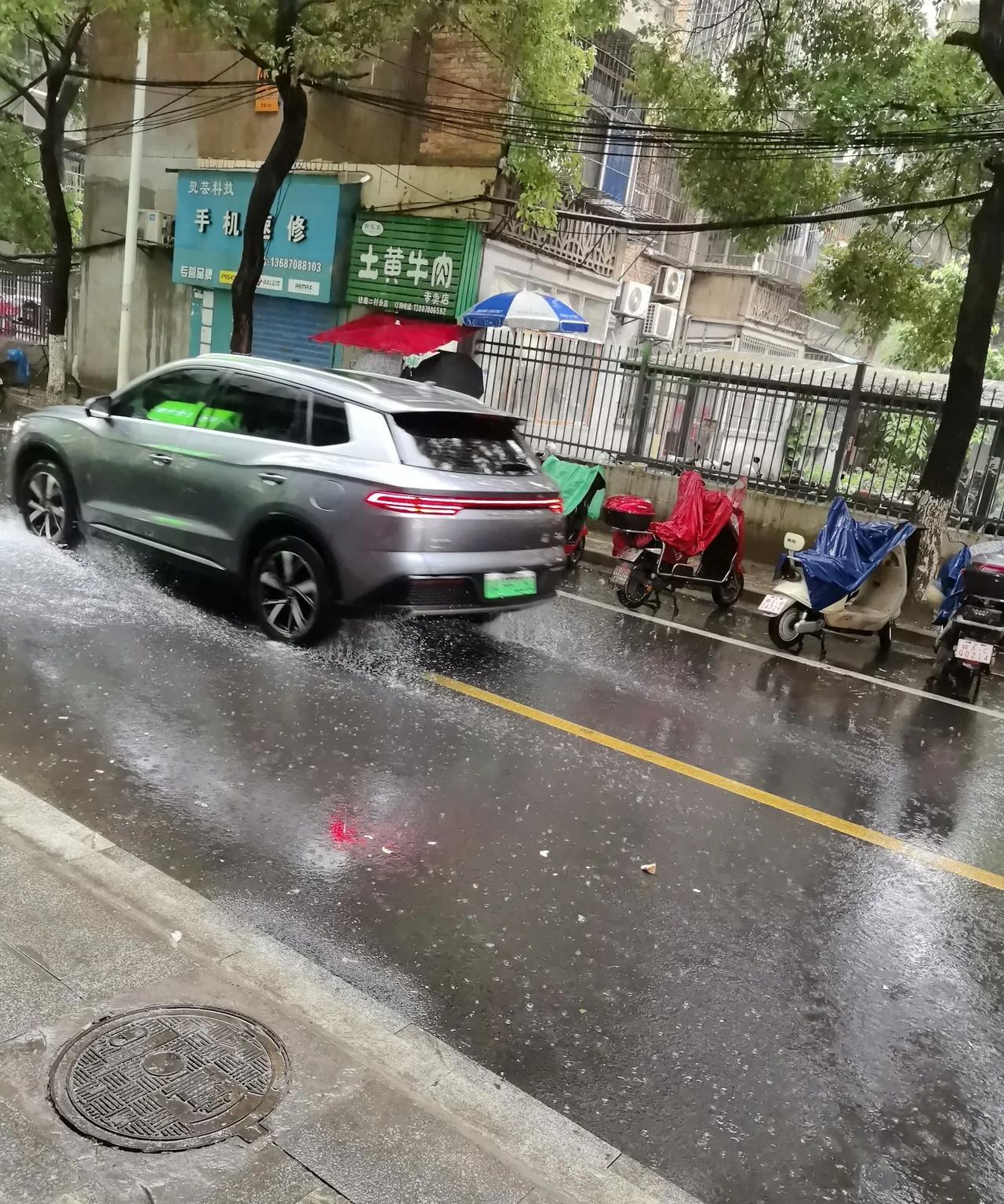 今天的天气太恶劣了，大雨一直下。我们这些做小生意的都是看天吃饭的，本来还想着星期