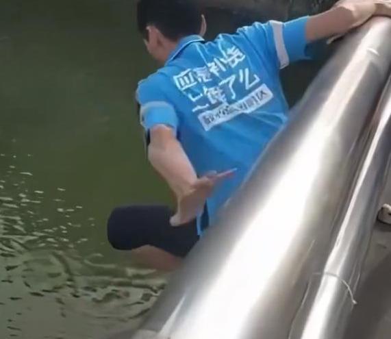 [微风]“上人民日报了！”广东茂名，50岁外卖员送餐经过大桥，突然跳下车，从10