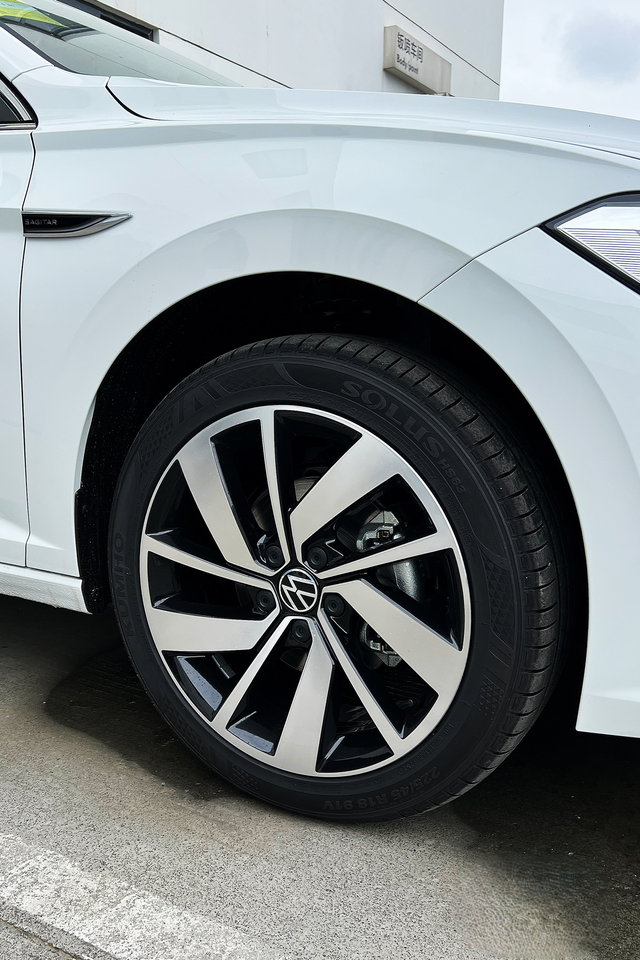 还是18寸的大脚帅
开始是想选配大屏和大脚，等了有一个月，大屏始终没有上架，刚巧