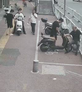 湖北黄石，老人街头突发脑梗，向一男生求救，说他快不行了，求助男生给他家人打电话，