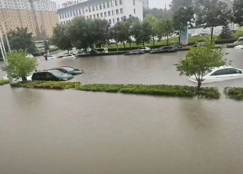 呼和浩特连下几天的大雨
扯下了城市的最后一块遮羞布
随处可见呼和浩特大运河分河