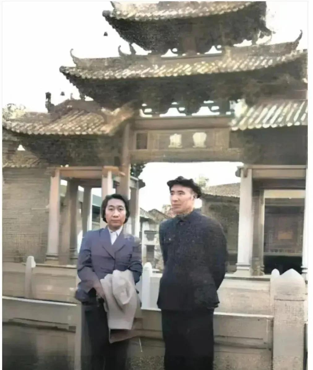 有句俗话，具体原话忘记了，但大概的意思就是说，夫妻在一起久了，会长得越来越像，这