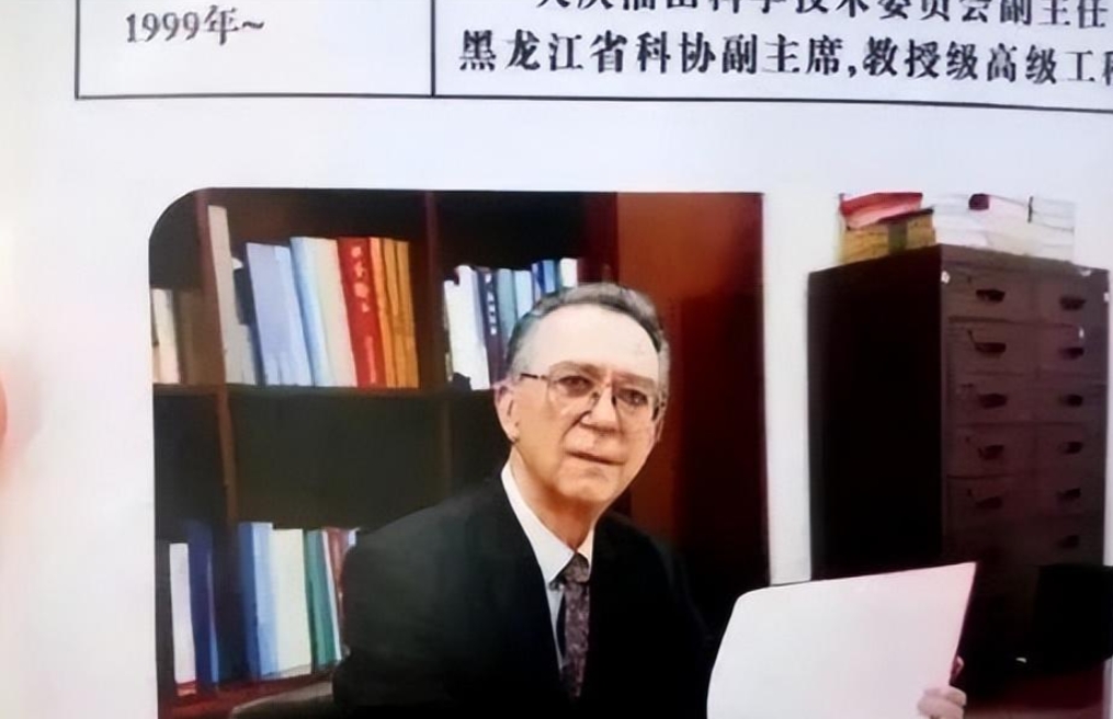1963年，石油专家王德民，因为长得英俊，追他的女孩排成长队，他烦得眉头紧皱，放