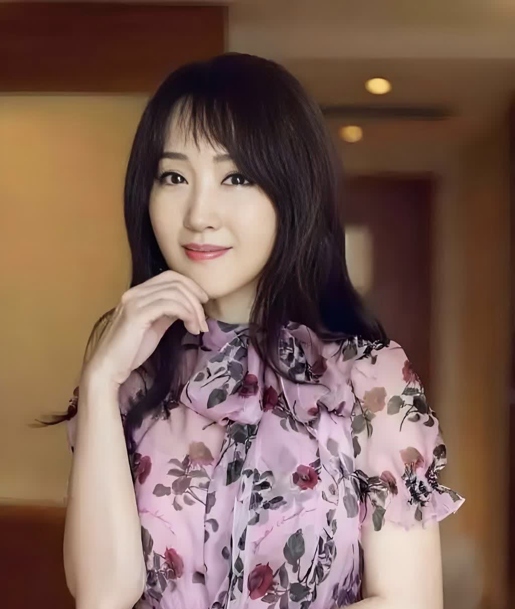 杨钰莹泪诉：赖文峰出狱后相思，初恋成一生刻骨铭心之痛