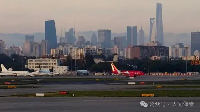 空姐“坦白局”：常常被当作服务员，但我们的工作远不止如此