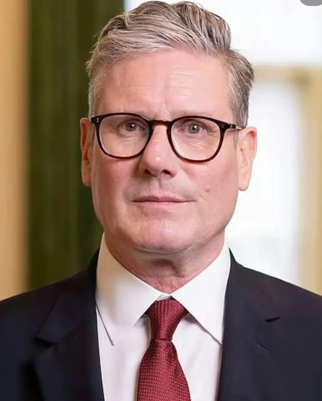 英国首相斯塔默宣称：若俄乌双方未能达成和平协议，英国将直接出兵支援乌克兰。在乌克