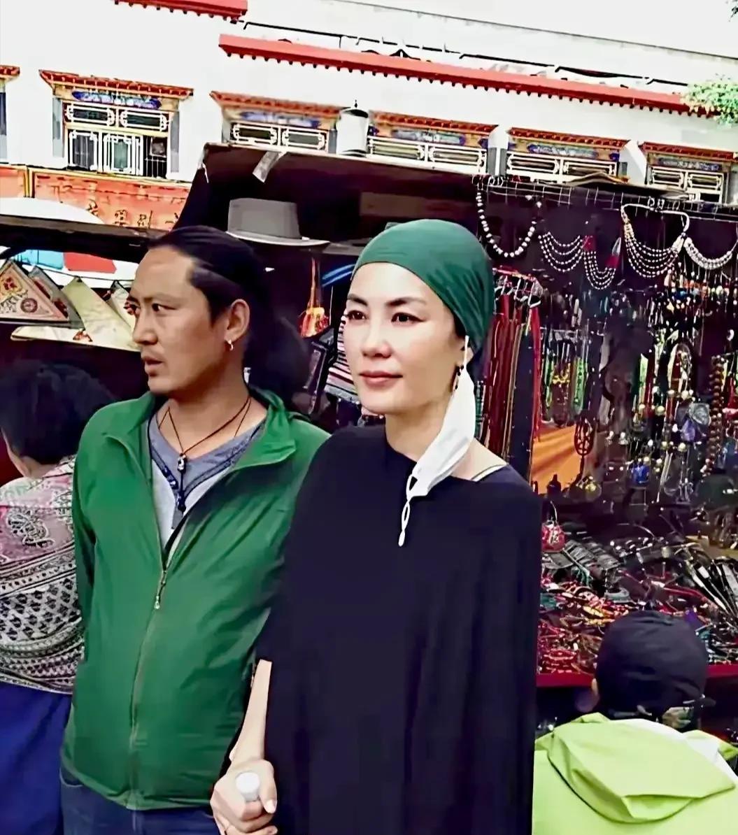 王菲女士这身打扮和面相，应该是修有所成。
看上去无欲则刚，恬静自然，对社会和人生
