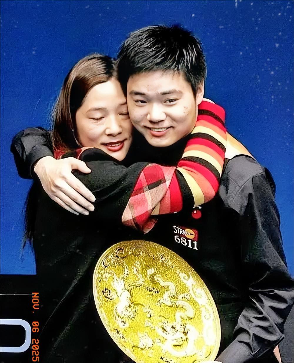 丁俊晖获得冠军后，与母亲陈习娟亲情相拥，多么好的母亲啊，母爱是世界上最伟大最无私