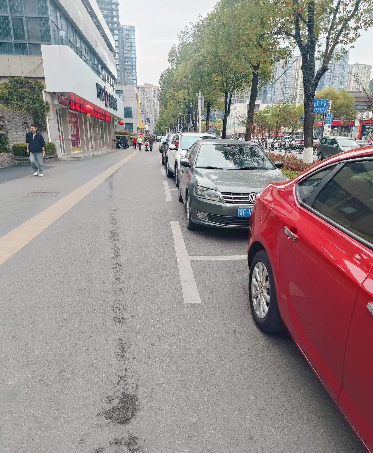 戏说道路两边收费停车位:
首先，值得肯定的是宜昌东辰二号这边人行道上人车混杂，