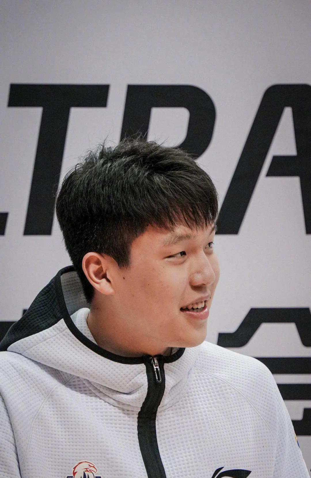 19岁，被NBA骂成棉花糖
下一秒，开拓者球迷喊他MVP
杨瀚森到底行不行？
季