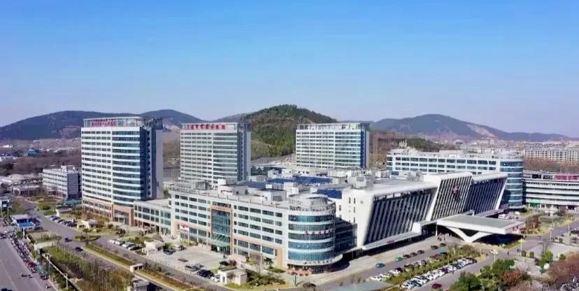 医疗系统和医科大学之间是互联共存的关系，医院要得到发展必然离不开医学院校的技术和