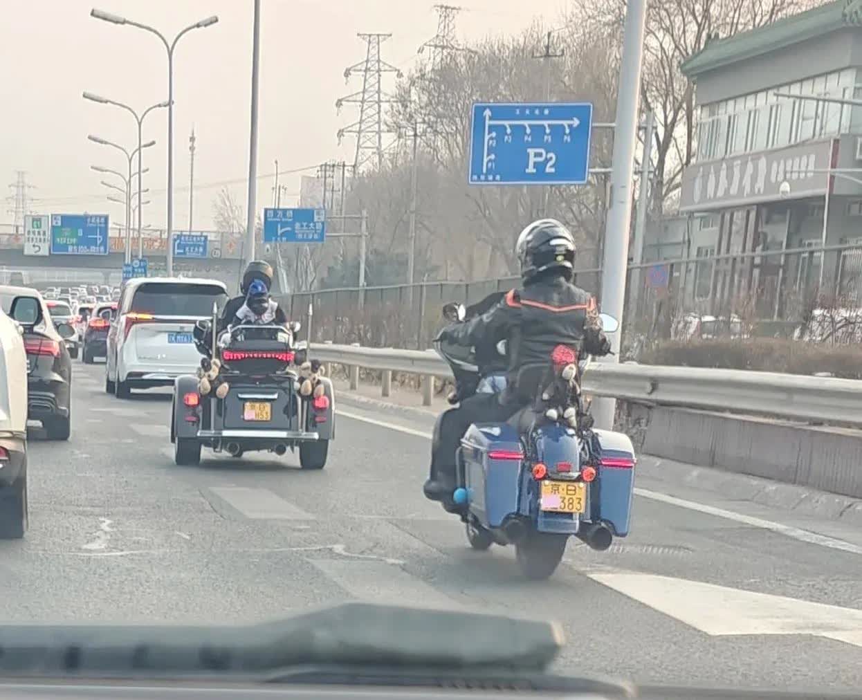 下午，东四环主路，一前一后两位潇洒的骑士估计是一起的，两辆豪华大摩托都用同样的方
