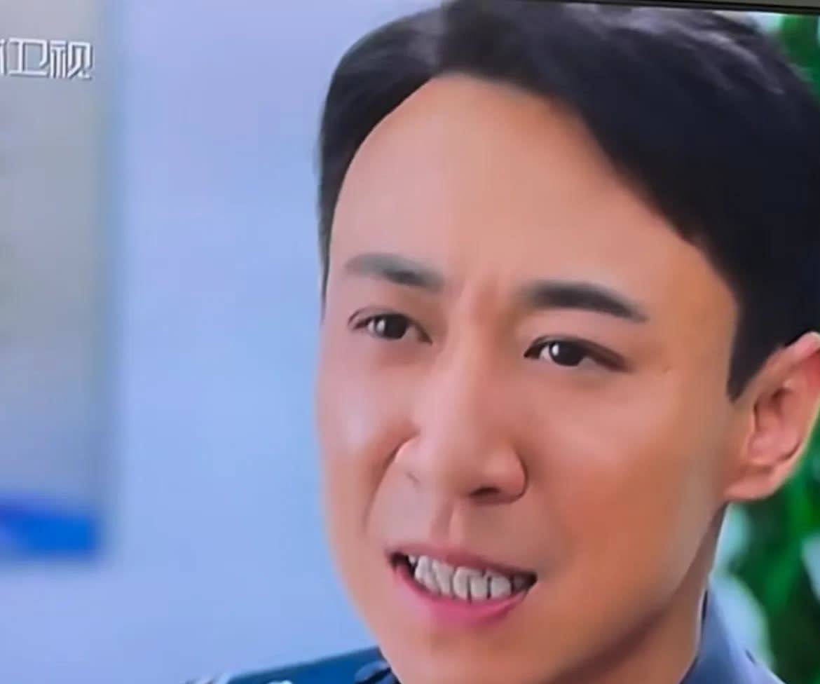 张维伊从小到老都没帅过，
人中长的可以跑马拉松，
董璇也不再年轻，
但是女