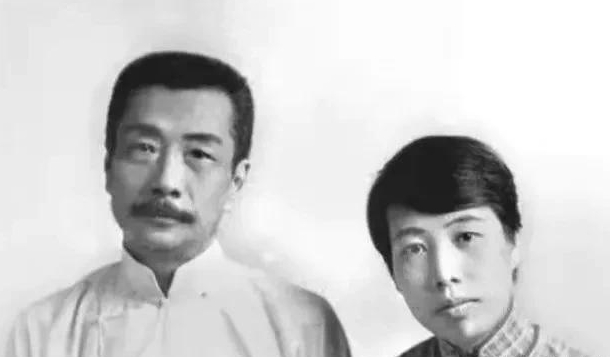 那年，22岁的许广平爱上了39岁的鲁迅先生，她不断写信表明自己的情意，可鲁迅回信