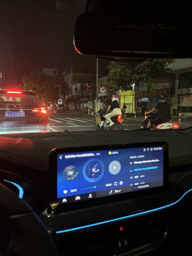 21款福克斯stline
最近感觉车辆跑偏，试了好多次了，方向盘居中 车辆偏左行