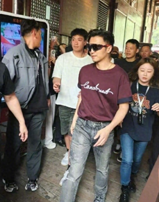 44 岁谢霆锋甘孜惊艳亮相，离婚也挡不住的帅气！
