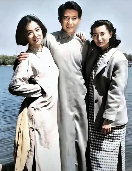 仔细看，那时的林青霞细眉飞扬，楚腰卫鬓，温婉如莲，秀韵多姿！中间的秦汉疏眉朗目，