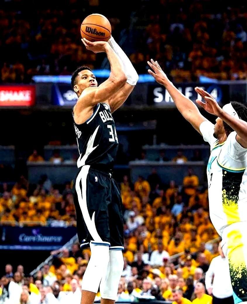 字母哥拒绝3.7亿顶薪转会，宁可输一生也不抱团。
字母哥一笔签下NBA史上最疯狂