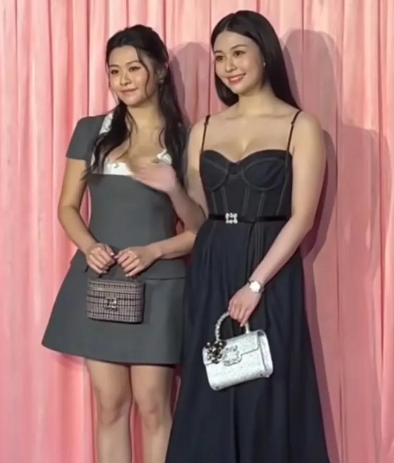 邱淑贞女儿们同框惊艳网友！姐妹颜值超越妈妈当年！邱淑贞的两个女儿沈月和沈日近日一