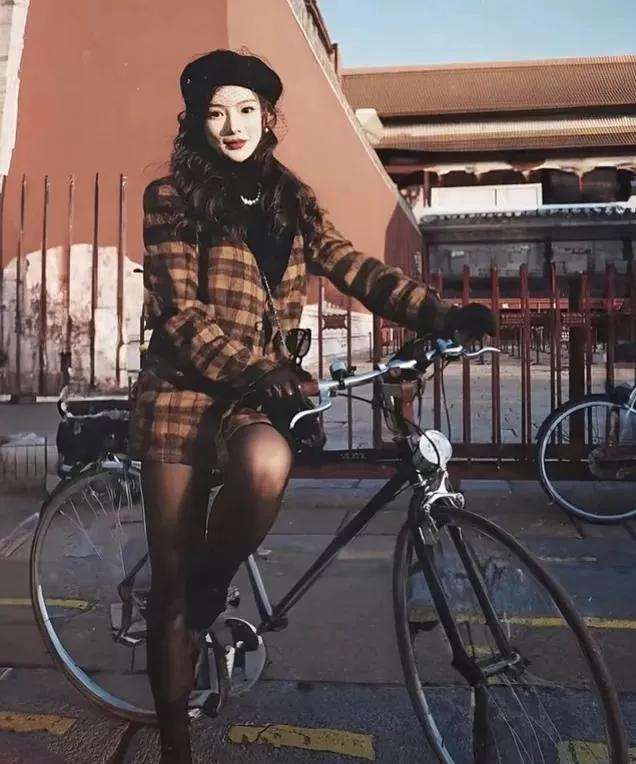 这张照片拍摄于2004年，北京西单商场某珠宝专柜经理坐在自行车上的留影。那时候的