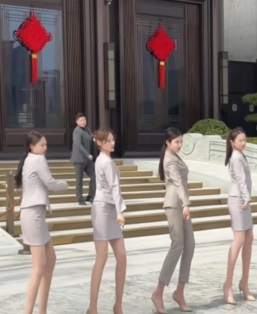 我搁这看半天了，我说我是看后面那个小哥的，你信吗？#我在看会儿吧# #再让我看一
