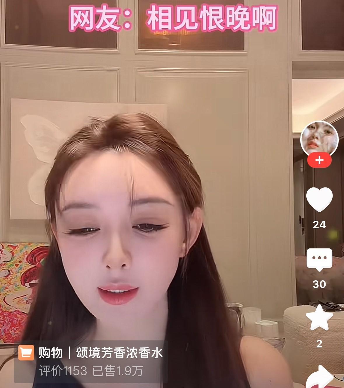 叶柯回复网友怎么让前任忘不了自己！
她说“有一款属于自己的香水，当你的大衣放在那