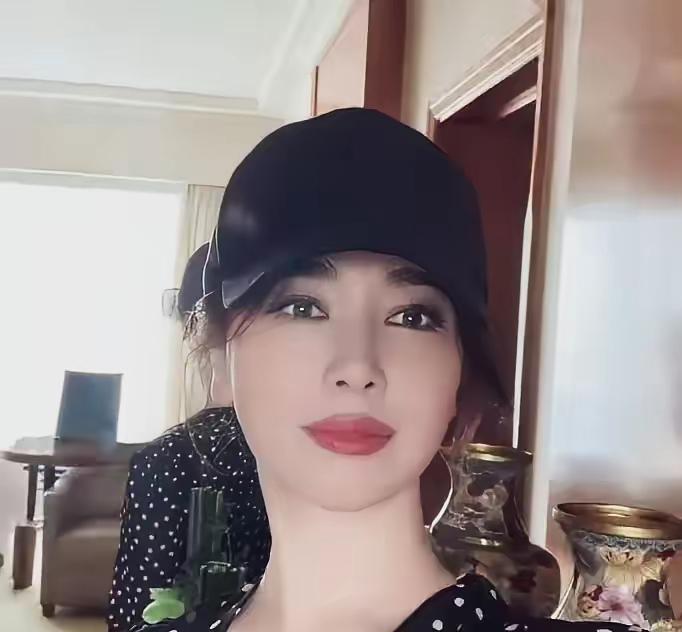 这是左小青吗？分明是刘晓庆啊！
不少网友调侃，她的医美是个刘晓庆同一个师傅做的吧