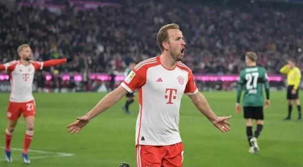 凯恩率领拜仁2-1斯图加特夺取德国超级杯！时隔2个月，赢下人生第二冠！这个冠军对
