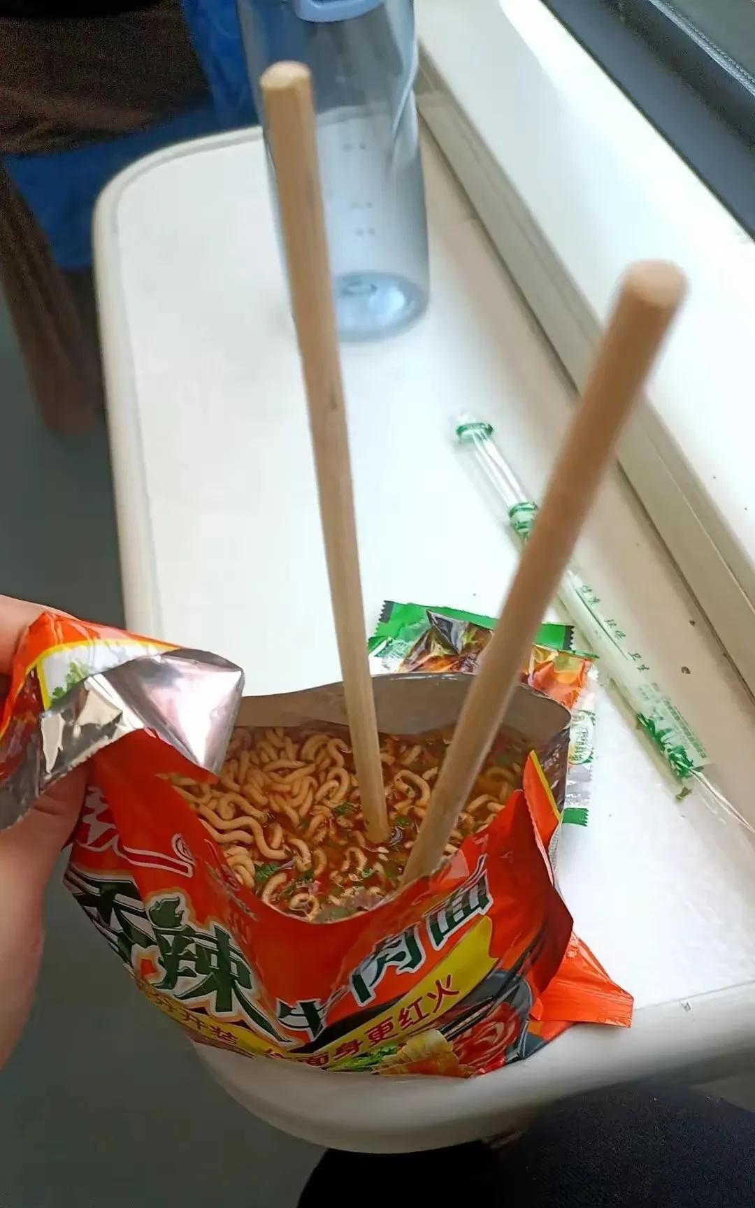 历史总是惊人的，现在国内的人，生活又上了一个台阶，开始觉得泡面味道大了。这就是妥