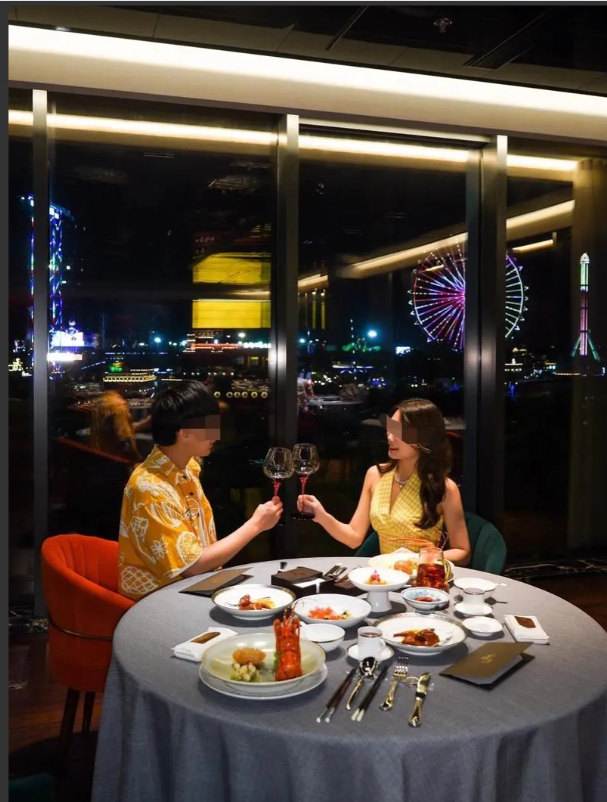 上海，一对男女去餐厅吃饭，他们点了2瓶矿泉水，一结账傻眼了，他们消费了1070元