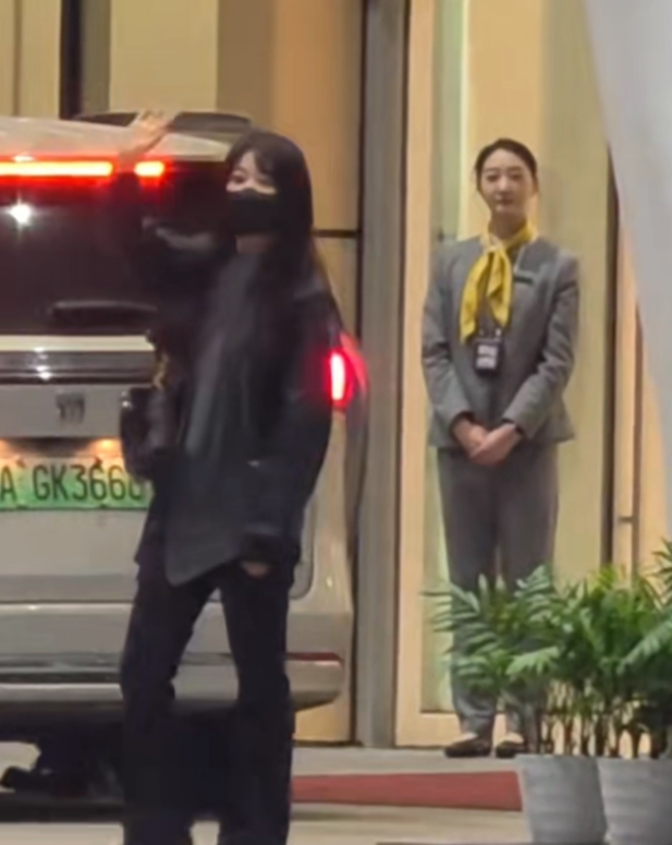 杨紫到达重庆，暖心和粉丝们自拍合影。

杨紫到了重庆，这么晚粉丝还在等待她，杨紫