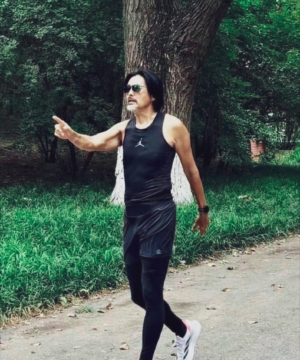 年轻的时候绝对帅，帅到了骨子里。现在老了变化挺大，瘦的皮肉松垮，头发又黑又长，胡