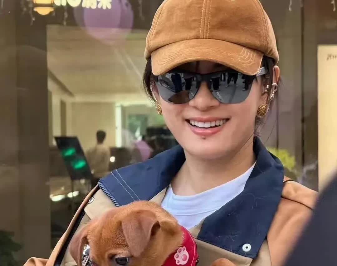 孙俪带女儿参加公益活动，抱着小猫小狗开心合照，还请工作人员喝了奶茶，非常平易近人