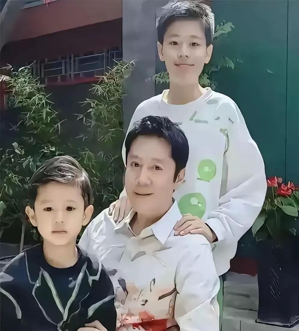 蔡国庆曾经是春晚的常青树，凭借一首《365个祝福》让大众熟知，是好多人心目中的男