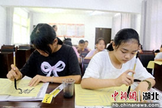 湖北远安：“墨香+科技”共绘成长画卷