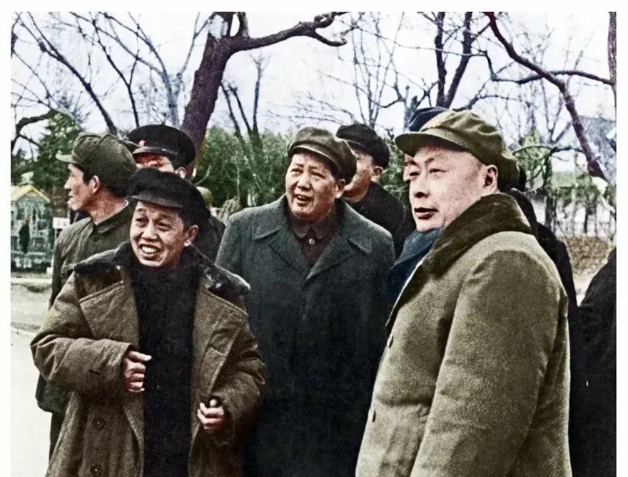 1953年2月22日，毛主席视察南京，和陈毅，罗瑞卿，柯庆施等在南京玄武湖。