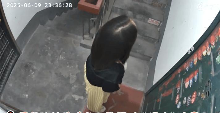 信阳“胡波”，深夜有美女找你！



11月35分，夜深人静。一位衣着时尚的年轻