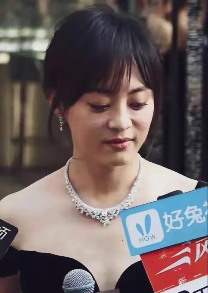 孙俪线下活动！高清怼脸照，没有了美颜，去掉滤镜明显感觉到她老了，肤色暗淡，眼睛大