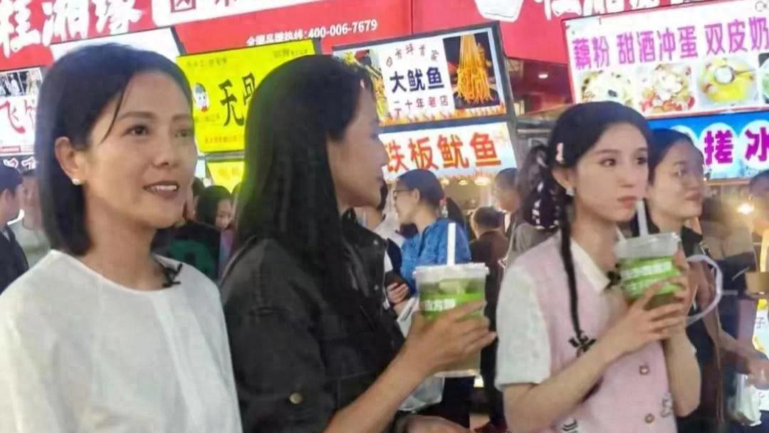 50岁曹颖和47岁杨乐乐 现身夜市 ，两位主持人同框 差别一下就出来了