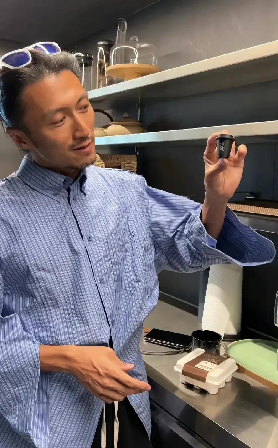 谢霆锋，40多岁满头白发 
天天和王菲在一起 
慢慢也变老了 
这下，年龄的鸿沟