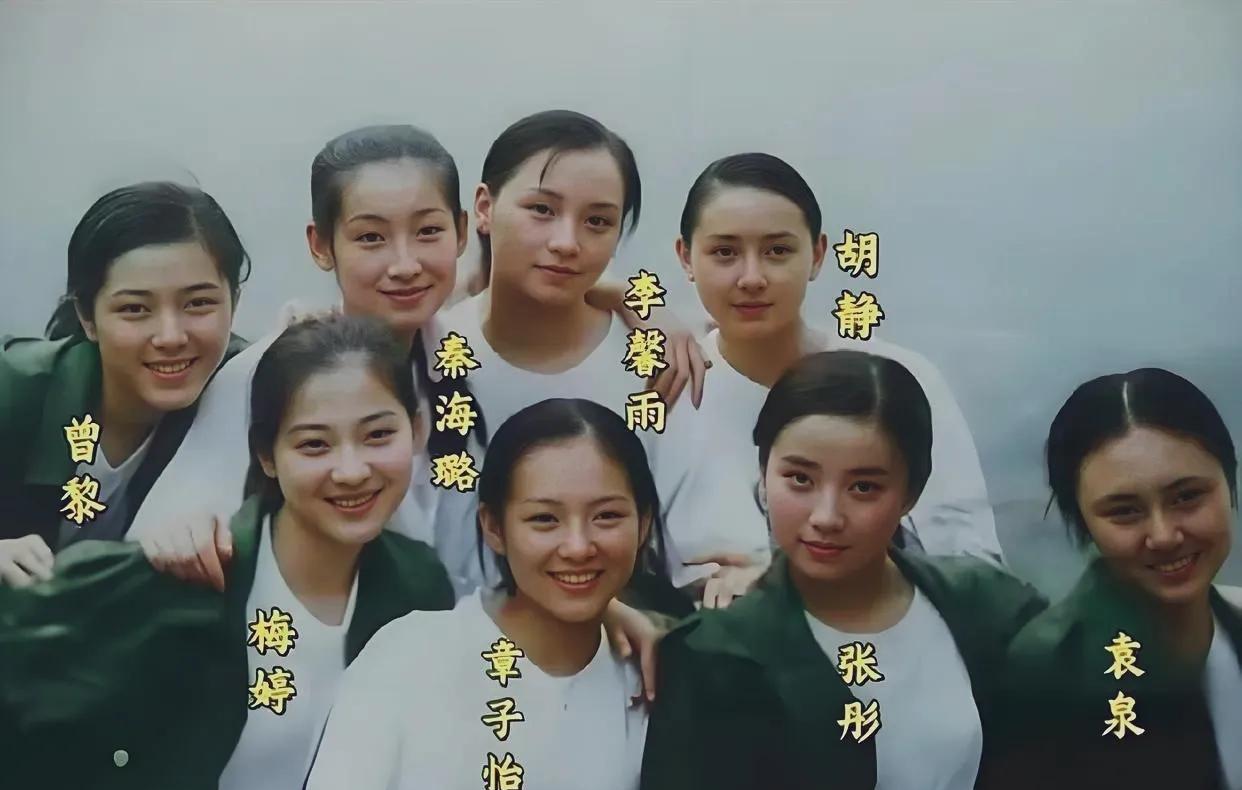 从这张照片上看，年轻时候的章子怡长相一般，气质也不行，还没有旁边的梅婷和秦海璐漂
