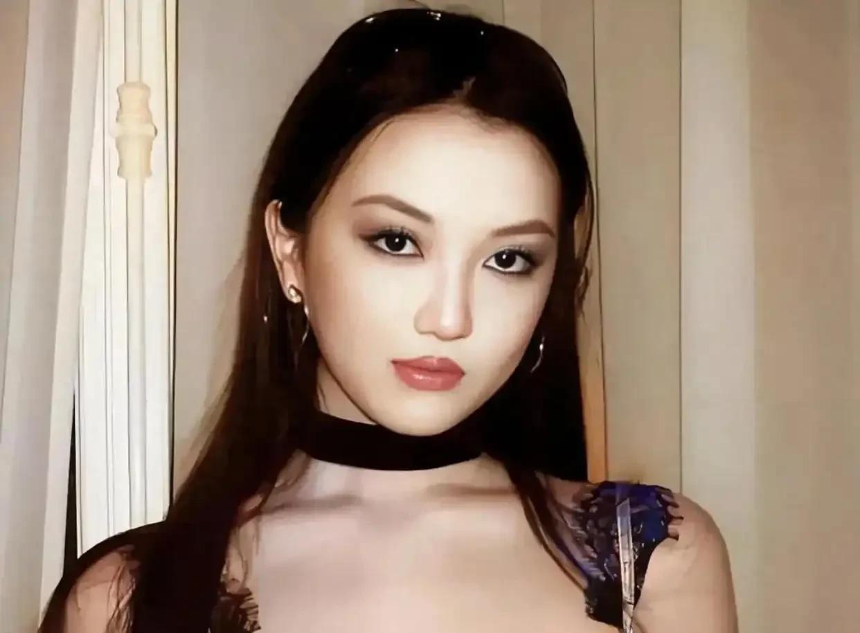 18岁李嫣结束第四次修复，治好兔唇的她越来越美，超有明星范！